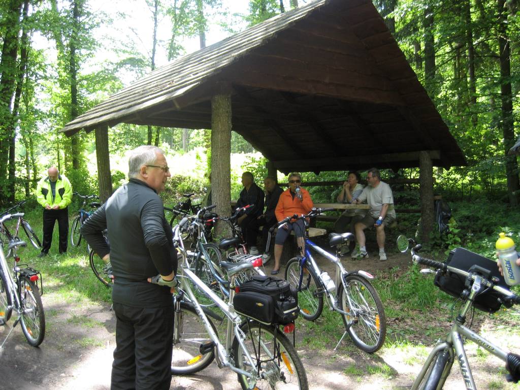 Turnus Rehabilitacyjny Sochonie_Sosenka 2010 r. Uczestnicy wycieczki rowerowej zatrzymali się przy leśnym zadaszeniu na odpoczynek.