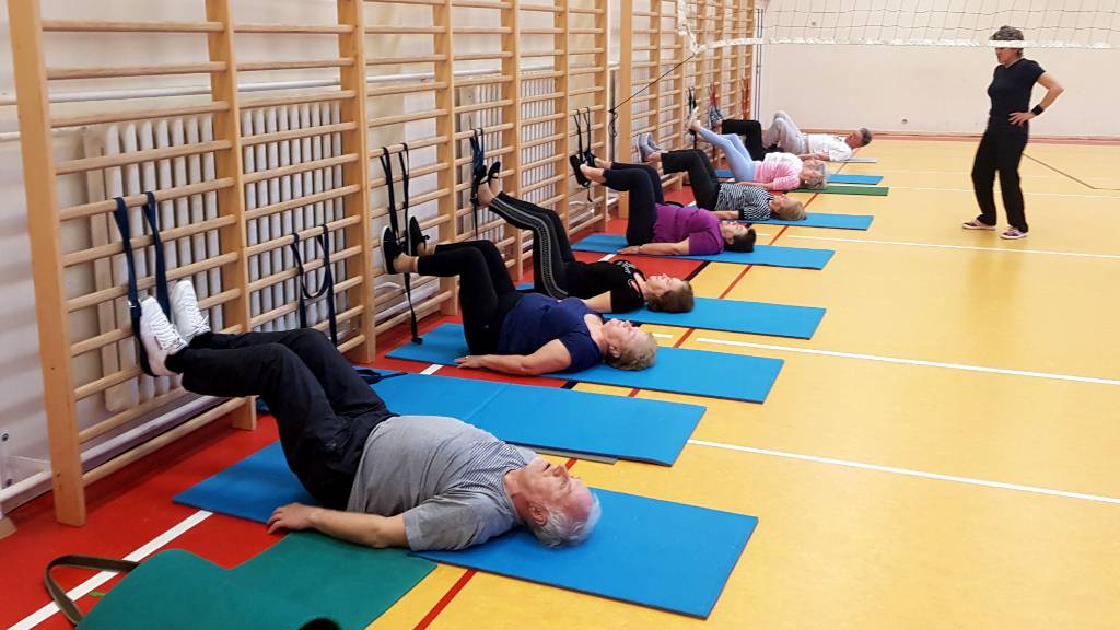 Gimnastyka dla seniorów - ćwiczenia w pozycji leżącej przy drabinkach.