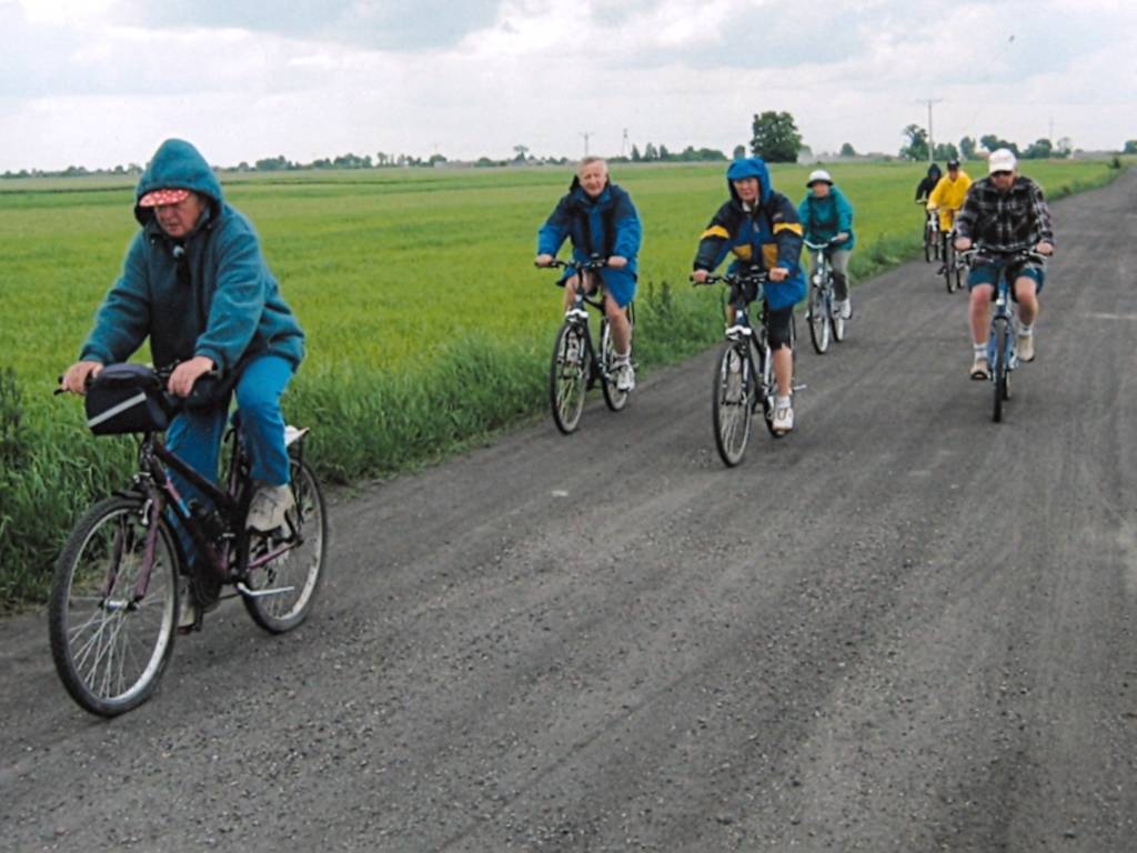 Turnus Rehabilitacyjny Krasne 2005 r. Uczestnicy wyjazdy podczas wycieczki rowerowej. Deszczowa pogoda nie była w stanie powstrzymać naszych miłośników dwóch kółek.