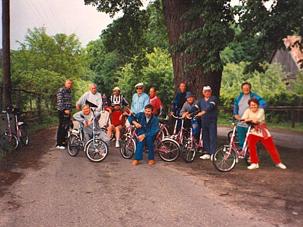 Turnus Rehabilitacyjny Piaski 1993 r. Pamiątkowe zdjęcie uczestników wyjazdu z modnymi wówczas rowerami składakami.