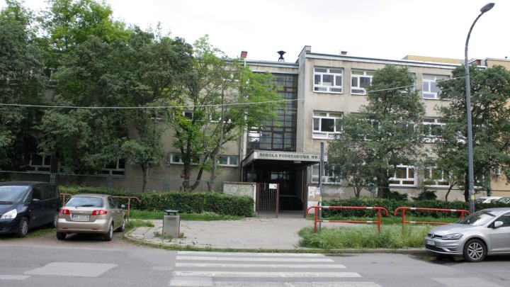 Widok budynku szkoły od strony ulicy Cieszyńskiej. To właśnie tutaj odbywają się zajęcia dla seniorów prowadzone przez TKKF Wierzbno.